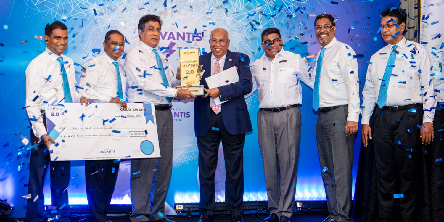 Hayleys Advantis celebrates its greatest innovators in the grand finale of Advantis Ideastorm 2.0 Lilip Sanjeewa, Capt. Mahendra Ranatunga, Jeevaka Gunadheera, Surindha De Abrew and Maazud Marzook receiving the Gold Award by Hayleys PLC Chairman & CEO, Mr. Mohan Pandithage and the Managing Director of Hayleys Advantis Group & Hayleys PLC Executive Director, Mr. Ruwan Waidyaratne.
