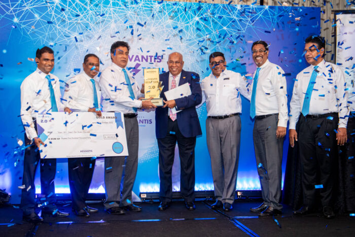 Hayleys Advantis celebrates its greatest innovators in the grand finale of Advantis Ideastorm 2.0 Lilip Sanjeewa, Capt. Mahendra Ranatunga, Jeevaka Gunadheera, Surindha De Abrew and Maazud Marzook receiving the Gold Award by Hayleys PLC Chairman & CEO, Mr. Mohan Pandithage and the Managing Director of Hayleys Advantis Group & Hayleys PLC Executive Director, Mr. Ruwan Waidyaratne.